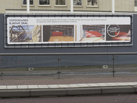 907167 Afbeelding van het spandoek 'VERBOUWING BLAUWE ZAAL' op de zijgevel van de Stadsschouwburg (Lucasbolwerk 24) te ...